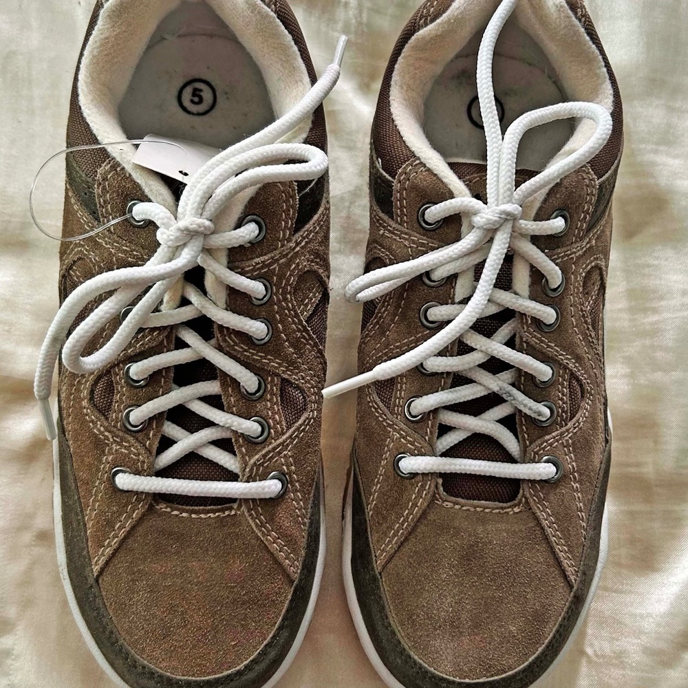 SNEAKERS, BROWN, EQUAL TO LADIES SIZE 8, LACES WITH GROMMETS, BY ALTRA, NEW NEVE